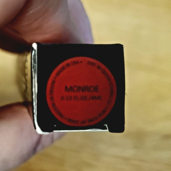 NIB Qveen Studio Matte Liquid Lip Satin In The Color Monroe - Picture 3 of 7